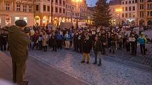 Pochod za slušného premiéra městem od Severočeského muzea v Liberci až k vlakovému nádraží proběhl 22. listopadu.