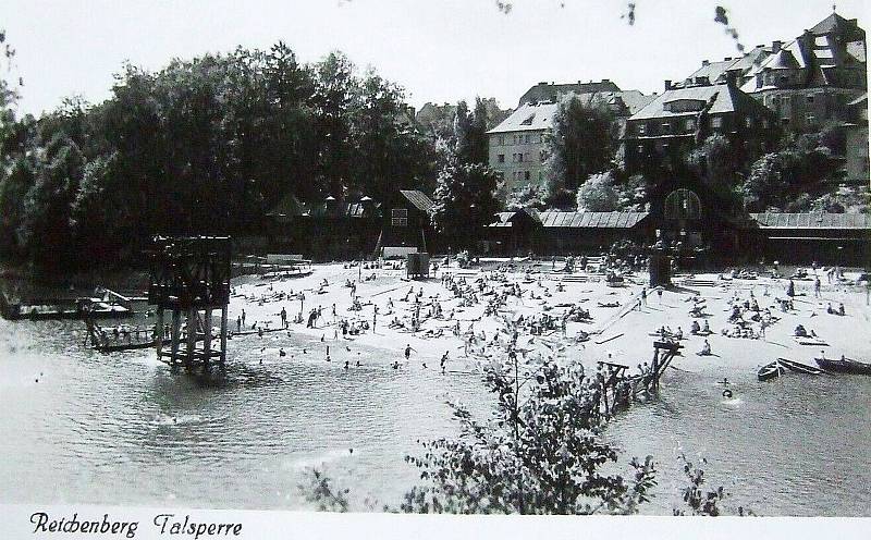 1936 a vodní radovánky u přehrady Harcov.