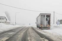 Silničáři kvůli sněhu zavírají pro kamiony silnici z Tanvaldu do Harrachova a dále do Polska.