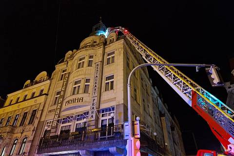 Muže zachraňovali policisté i hasiči ze střechy hotelu Praha v centru Liberce.