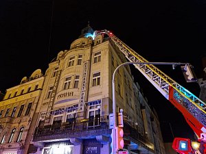 Muže zachraňovali policisté i hasiči ze střechy hotelu Praha v centru Liberce.