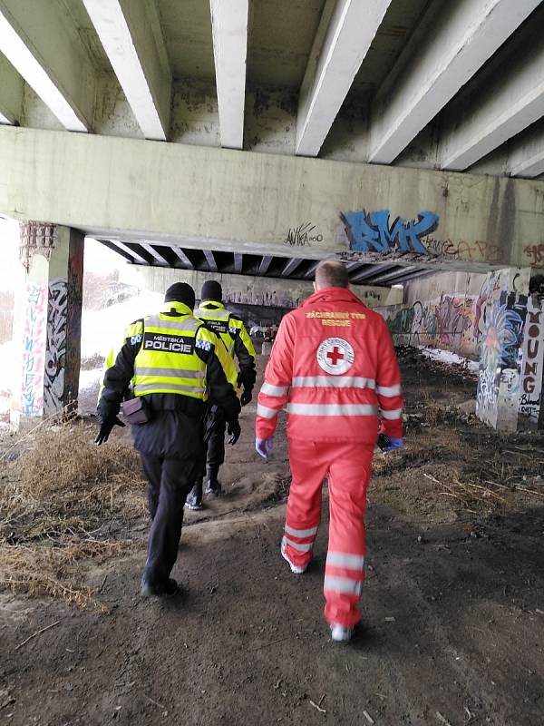 Český červený kříž spolu s libereckou městskou policií pomohl lidem bez domova