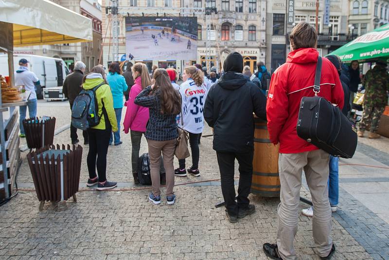 Fanoušci hokejových Bílých Tygrů mohli sledovat všechny zápasy finále extraligy na velkoplošné obrazovce umístěné na náměstí Dr. E. Beneše. Na snímku fanoušci ze dne 19. dubna při sledování čtvrtého finálového zápasu.