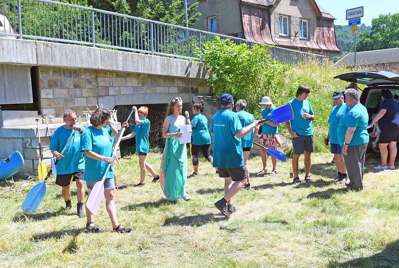 Své poselství předává Nisa zástupcům měst a obcí na jejím břehu. Do Chrastavy Víla Nisa připlula v sobotu 18. června.