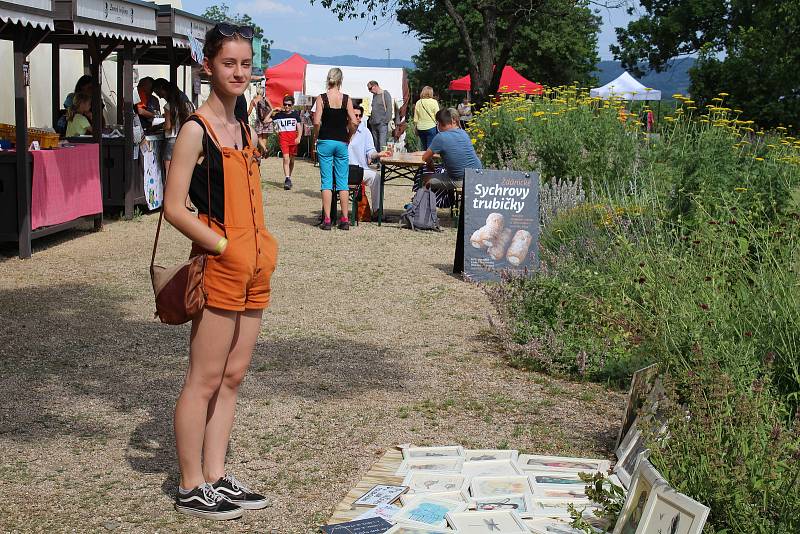 Svijanský zámek oslavil v sobotu své třetí narozeniny od otevření veřejnosti a přilákal tak na nádvoří desítky lidí.