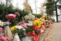 Hřbitovy na Liberecku se před Dušičkami plní květinami a dekoracemi.