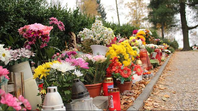 Hřbitovy na Liberecku se před Dušičkami plní květinami a dekoracemi.