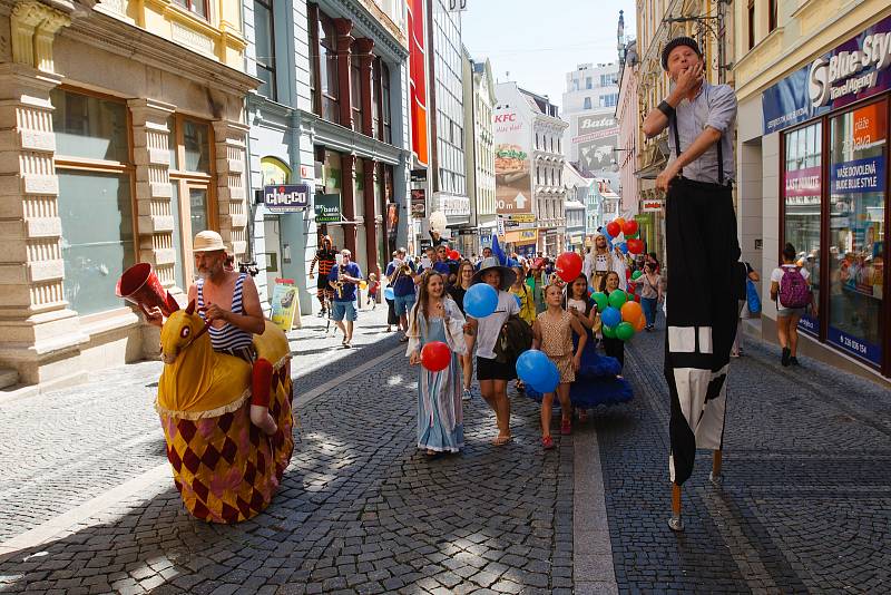 Libercem prošel průvod masek, který odstartoval festival loutkového divadla Mateřinka.