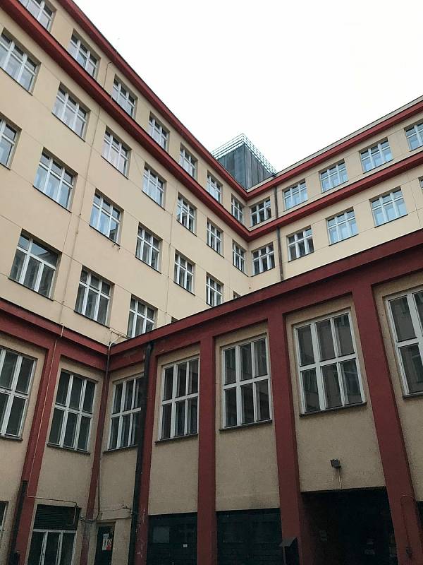 Někdejší sídlo Skloexportu se dvěma podzemními a pěti nadzemními podlažími bylo postavené na rohu ulic Žitavská a 1. máje v letech 1928 až 1930 pro daňovou a celní správu.
