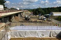 Na silnici I/35 v Liberci pomalu roste první z obou opravovaných mostů.