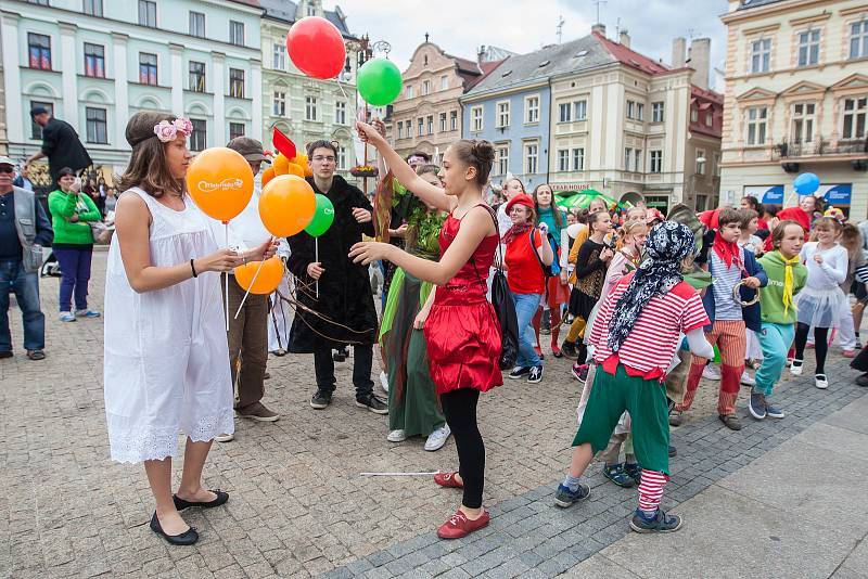 Průvodem loutek a masek odstartoval 13. června v Liberci festival profesionálních loutkových divadel. Průvod vedl od Naivního divadla přes náměstí Dr. E. Beneše a zpět.