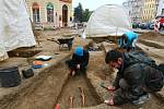 HOTOVÝ POKLAD. Archeologové odkrývají v okolí kostela sv. Antonína hroby na nejstarším pohřebišti v Liberci. Unešeni jsou nejen stářím některých ostatků, ale i předměty v hrobech.