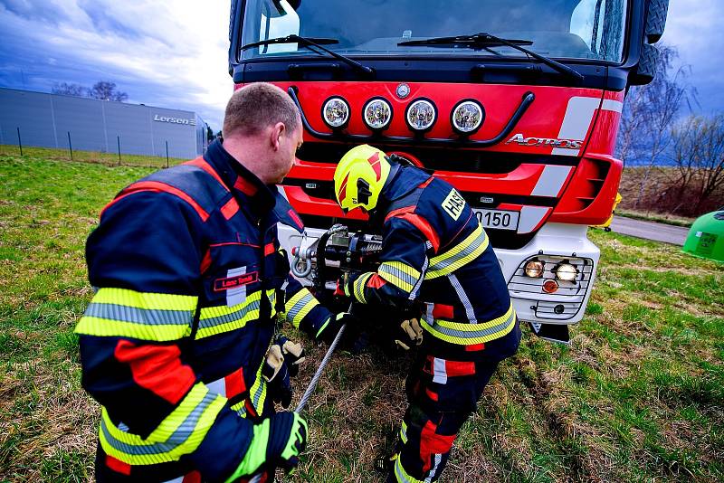 Hrádečtí dobrovolní hasiči pokáceli stromy na místě výstavby pro záchranku