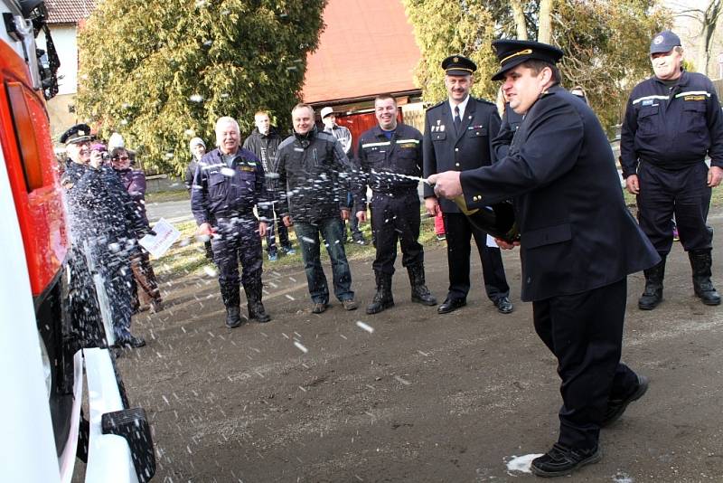 Dobrovolní hasiči z Frýdlantu - Větrova převzali cisternu.