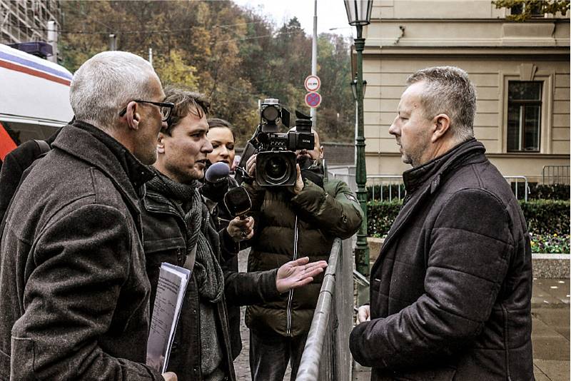 Milan Starce z Uhelné a Michal Martin z Václavic konfrontují ministra životního prostředí Richarda Brabce.