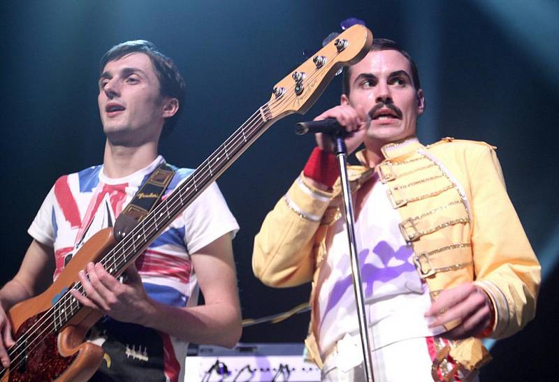 QUEENIE je pražská revivalová kapela napodobující hudbu britské kapely Queen.