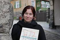 Na fotce autorka Petra Šternová s knihou na náměstí Pod Branou.