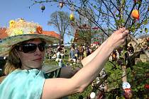 Slovanský zvyk věšení malovaných vajíček na strom se v Dolní Řasnici na Frýdlantsku stále drží.