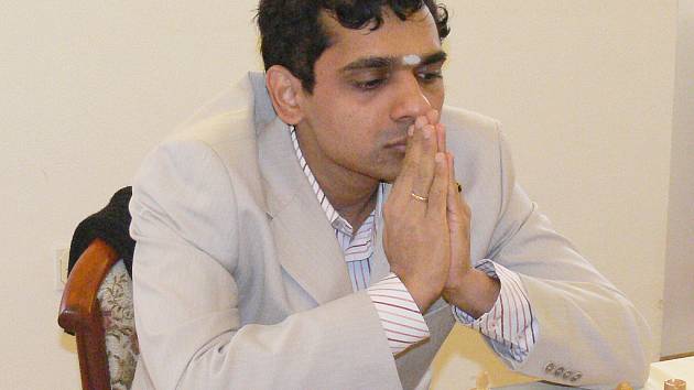 Indický velmistr šachu Krišnan Sasikiran dumá nad dalším tahem.