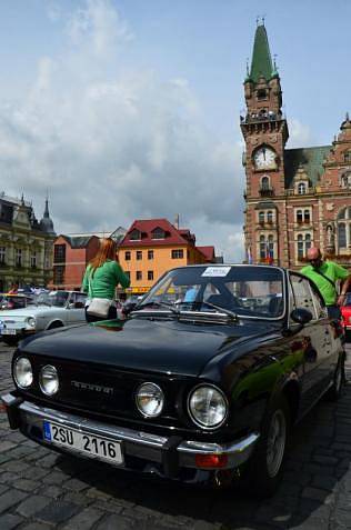 Frýdlantské náměstí zaplnilo v sobotu 150 vozů Škoda 110 R Coupé.