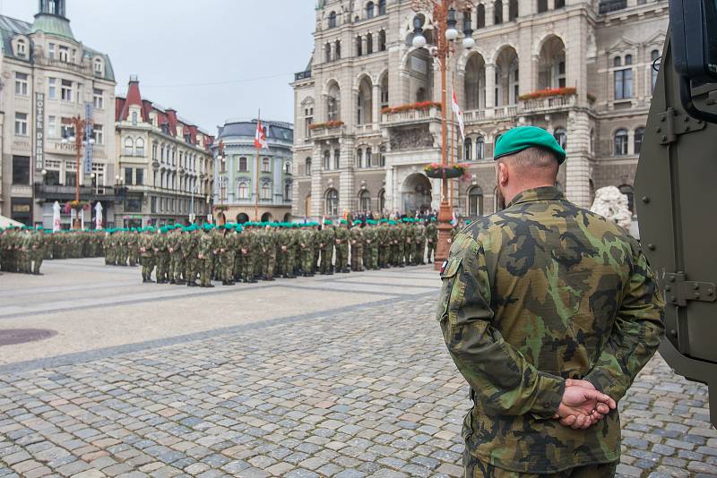 Liberečtí chemici 13. září při slavnostním nástupu před radnicí na náměstí Dr. E. Beneše v Liberci. Jednotka slavila 40 let od vzniku chemické brigády a také 150. výročí přítomnosti vojsk ve městě.