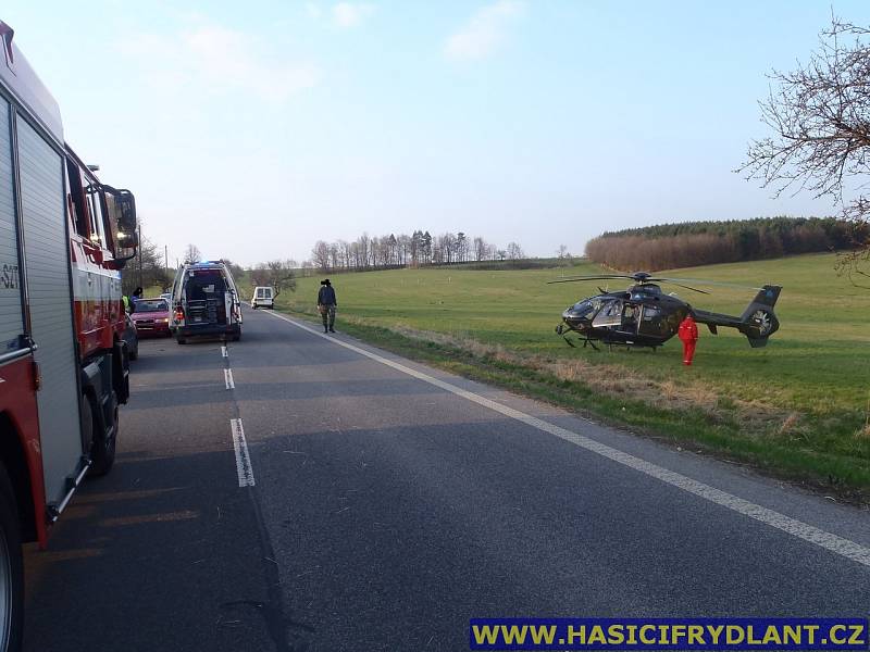 Auto se u Frýdlantu převrátilo na střechu, řidič skončil v nemocnici.