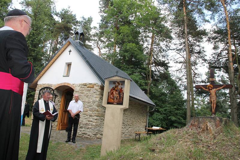 V Osečné na Kotelském vrchu vysvětili 15. června obnovenou křížovou cestu. Ceremonie se ujal generální vikář Martin Davídek společně se zdejším farářem Miroslavem Maňáskem.