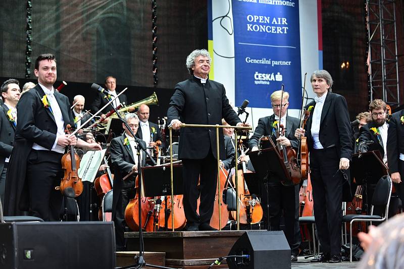 Závěrečný koncert sezony uspořádala Česká filharmonie mimo prahu, na zámku Sychrov.