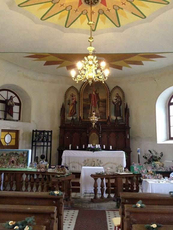 Obyvatelé Ostašova dělají maximum pro to, aby byl jejich kostel opět krásný. Exteriér i interiér prochází opravami