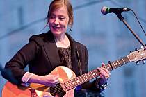 SUZANNE VEGA. Americká skladatelka, producentka, kytaristka a zpěvačka patří k nejvýraznějším postavám neo-folkového hnutí z druhé poloviny 80. let.