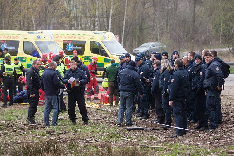 Na silnici č. 13 mezi Chrastavou a Rynolticemi proběhlo taktické cvičení základních složek IZS a vězeňské služby „Věznice 2019“.