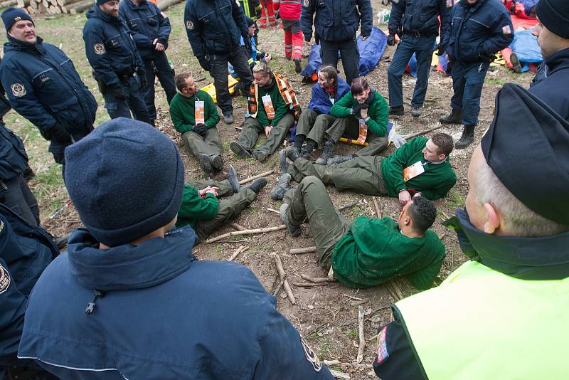 Na silnici č. 13 mezi Chrastavou a Rynolticemi proběhlo taktické cvičení základních složek IZS a vězeňské služby „Věznice 2019“.