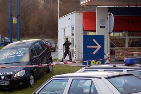 Přepadení benzínové stanice v liberecké čtvrti Růžodol skončilo zastřelením pumpaře.