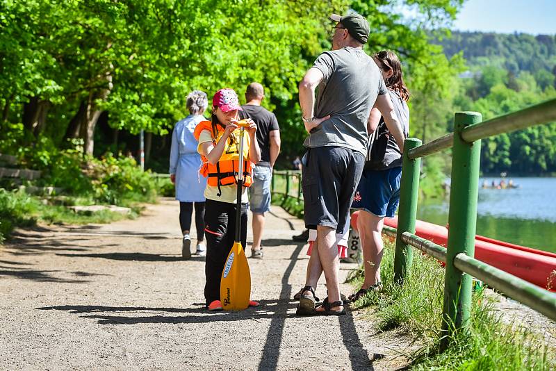 Na liberecké přehradě bylo živo! Skauti a skautky poměřili své síly.