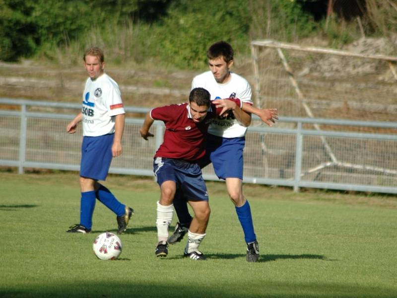 VÍTĚZNÉ LOUČENÍ. Hráči Pěnčína–Turnova (ve světlých dresech) završili triumf v krajském přeboru výhrou nad Železným Brodem. Na snímku turnovský Louda brání Makulu, přihlíží Bernard.