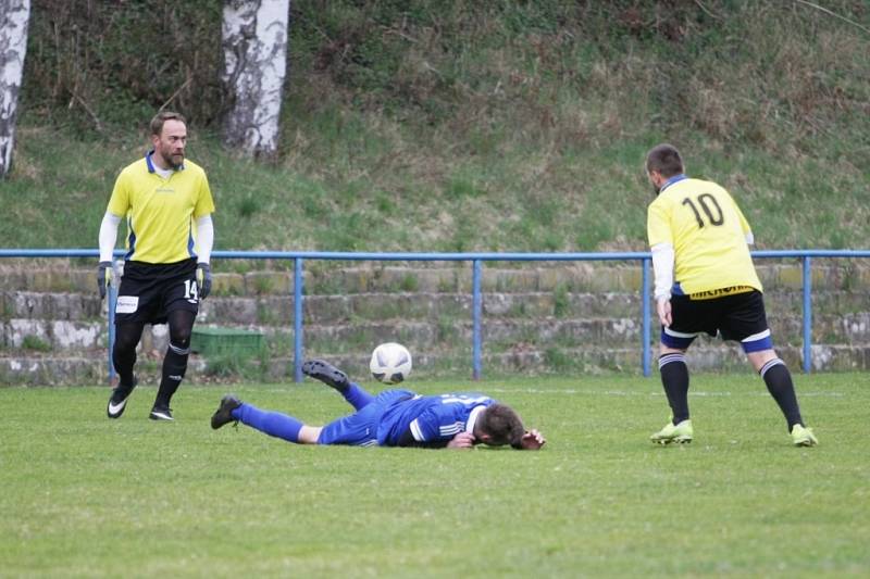 Zatímco fotbalisté Stráže (modré dresy) jsou poslední, Hodkovice drží třetí místo.