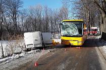 K dopravní nehodě dodávky a autobusu došlo 6. února mezi obcemi Lázně Libverda a Ludvíkov pod Smrkem.