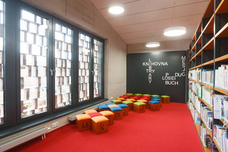 V Hrádku nad Nisou otevřeli novou knihovnu se stěnou připomínající vyrovnané knihy
