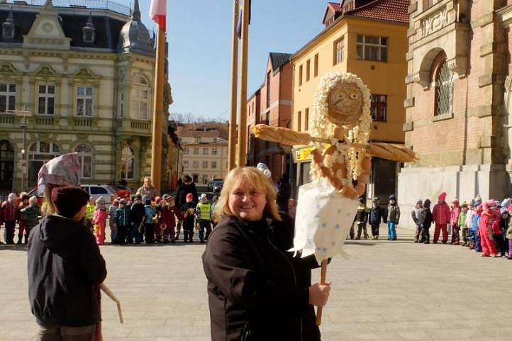 Děti ze všech budov mateřských škol ve Frýdlantu i ze Základní školy speciální z Frýdlantu se v úterý loučily se zimou a vítaly jaro. 