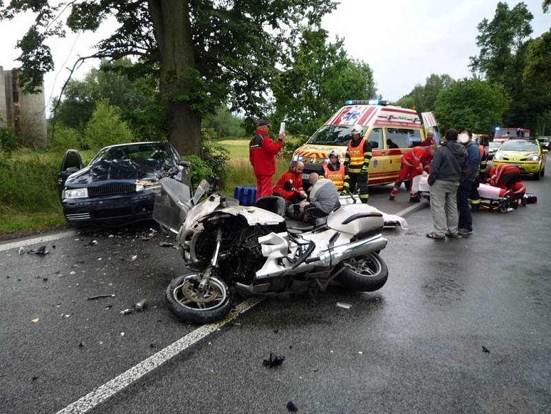 Motorkář čelně narazil do protijedoucí Škody Octavie.