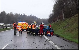 Záchranáři a hasiči u dopravní nehody na Liberecku.