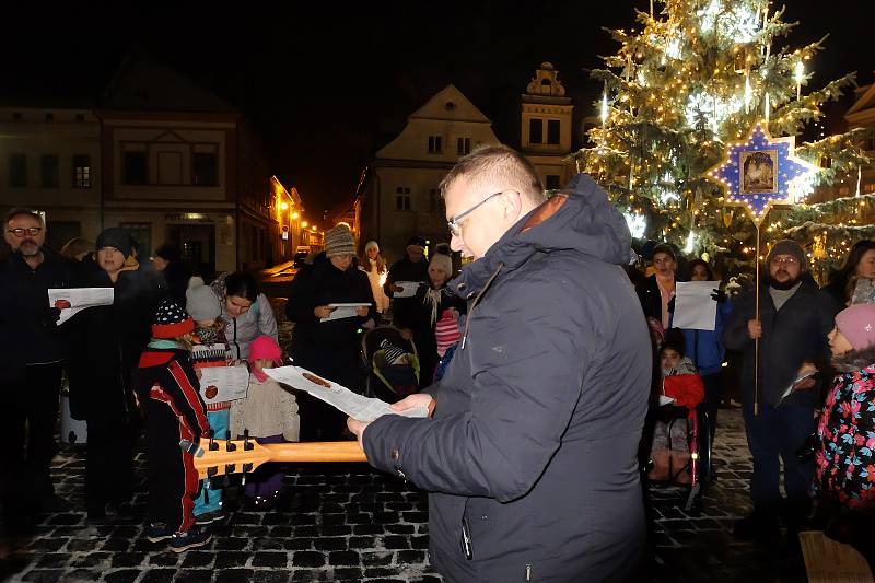 K celorepublikové akci Česko zpívá koledy se ve středu 12. prosince 2018 opět přidal i Frýdlant. Šest známých koled a vánočních písní si u vánočního stromu na náměstí T. G. Masaryka zazpívalo v chladném počasí kolem sedmi desítek lidí.