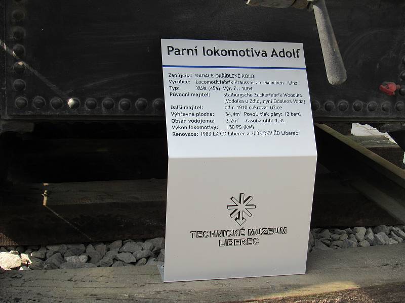 Lokomotiva Adolf se přestěhovala z libereckého nádražního depa na Masarykovu třídu před Technické muzeum. Zapůjčila ho tam Nadace Okřídlené křídlo.
