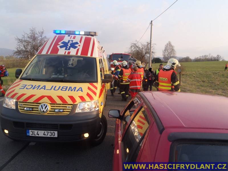 Auto se u Frýdlantu převrátilo na střechu, řidič skončil v nemocnici.