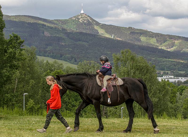 Zábavní odpoledne pro rodiče a děti nabídlo sport, adrenalin, tanec i ukázky hasičů či záchranářů.