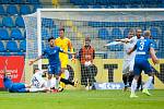 FAUL! Liberecký útočník Jan Kuchta (ležící zcela vlevo) právě vybojoval pro Slovan důležitou penaltu.