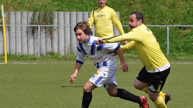 DOUBÍ MÍŘÍ DO I. A TŘÍDY. Mladý, šestnáctiletý talent Tomáš Zikmund je podpírán zleva sekretářem Pavlem Svinkou a vpravo Janem Dvořákem.