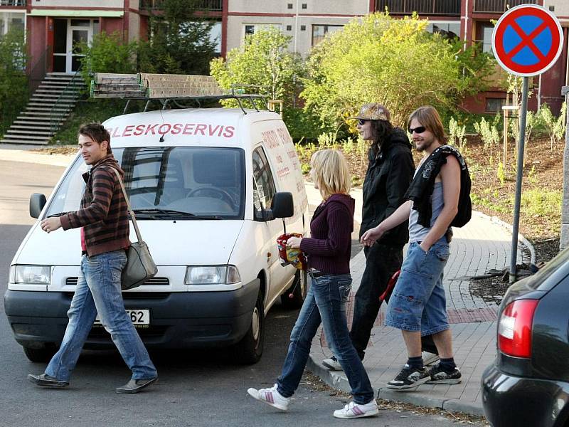 OKRSKÁŘI MĚSTSKÉ POLICIE NA ROCHLICKÉM SÍDLIŠTI řeší mimo jiné i špatně parkující auta.  Foto: Deník/ Petr Šimr