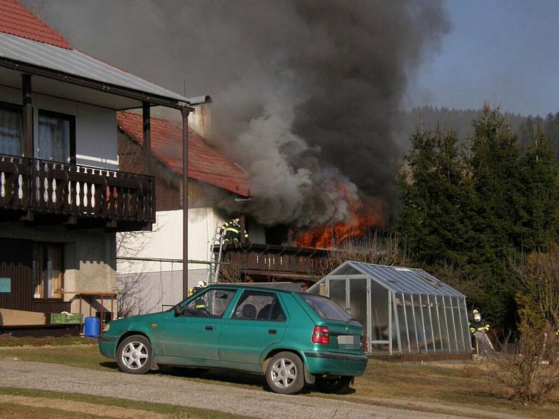 Z BALKONU ŠLEHALY PLAMENY. K požáru rodinného domu v části Horní Rokytnice obce Rokytnice nad Jizerou vyjeli v úterý odpoledne hasiči. „Podle ohlašovatele šlehaly z balkonu dřevěného okálu plameny,“ uvedla mluvčí krajských hasičů Iva Michalíčková.