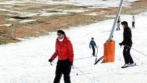 JARNÍ POČASÍ na sjezdovky láká tisíce lyžařů. Zatímco se okolí ski areálu zelená, na sjezdovkách je sněhu dostatek. Pokud bude počasí přát, lyžovat se bude ještě minimálně další dva týdny.